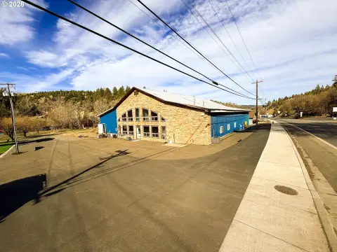 Industrial Flex Building with Loading Docks