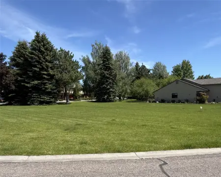 Adjoining Vacant Lots in Golf Community