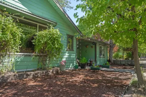 Cave Junction Country Living