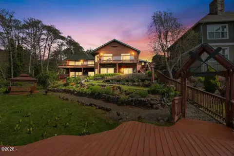 Lakefront Multifamily Property on Oregon Coast