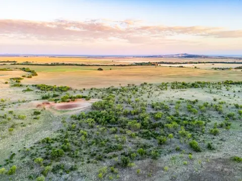 Oklahoma Ranch with Recreational Appeal