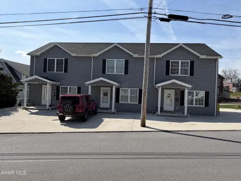 Modern Three-Unit Townhouse Complex