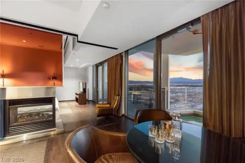 Las Vegas Penthouse with Balcony
