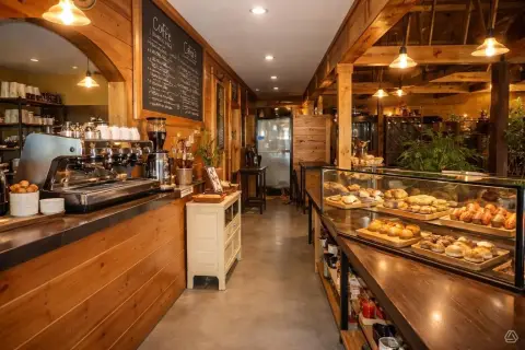 Equipped Restaurant with Loft Apartment