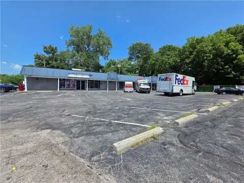 Retail Building with Month-to-Month Tenants