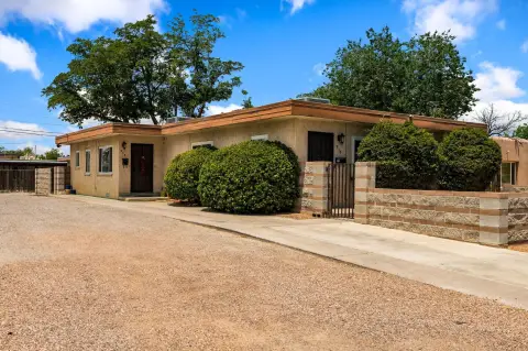 Well-Maintained Duplex With In-Unit Laundry