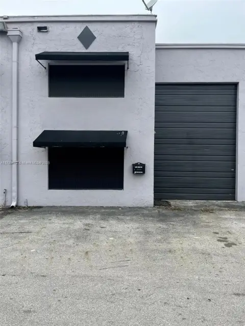 Hialeah Warehouse with Spacious Office