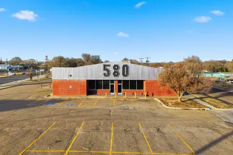 Versatile Commercial Building on Highway