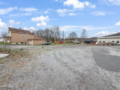 Land in High-Traffic Portage Location