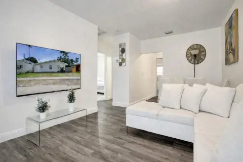 Miami Duplex: Income and Upside