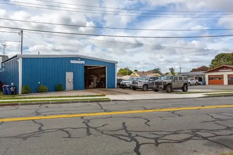 Automotive Garage With 3 Bays