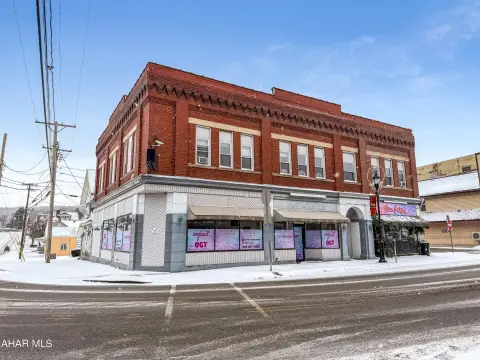 Versatile Commercial Building in Portage