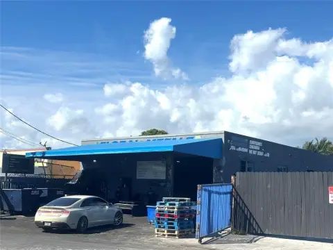 Miami Warehouse in Industrial Corridor