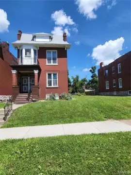 Duplex with Adjoining Lot