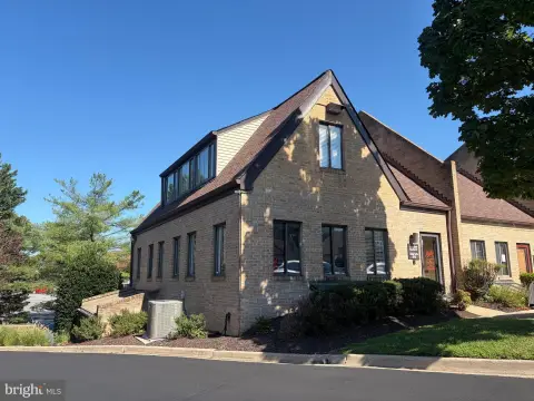 Updated End-Unit Office Condo