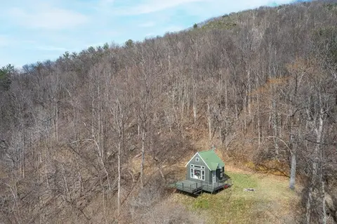 Secluded Land with Cabin in Tyro