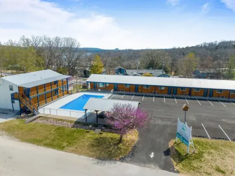 Renovated 18-Unit Resort