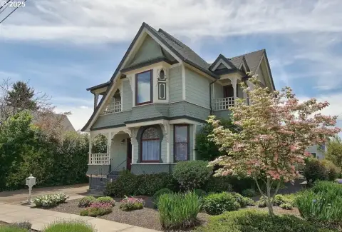 Victorian Vacation Rental With Carriage House