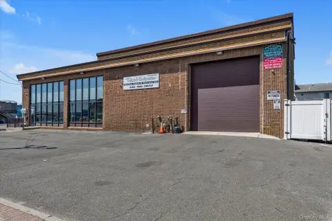 Freeport Commercial Building with Auto Use