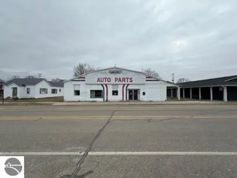 Versatile Commercial Building in Alma