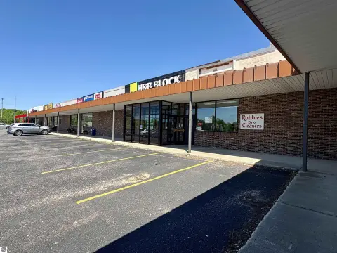 Retail Condo with Rear Service Doors