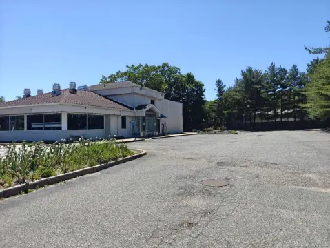 Freestanding Restaurant Building with Bar