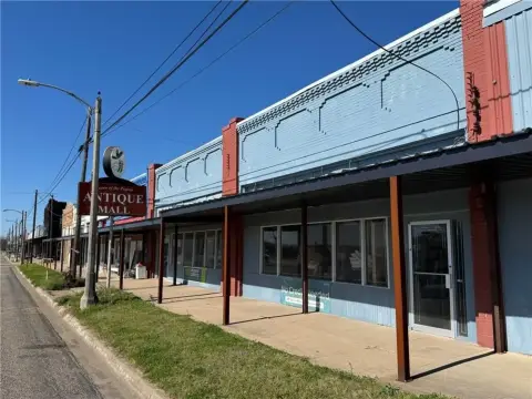 Spacious Commercial Building in Lott, TX
