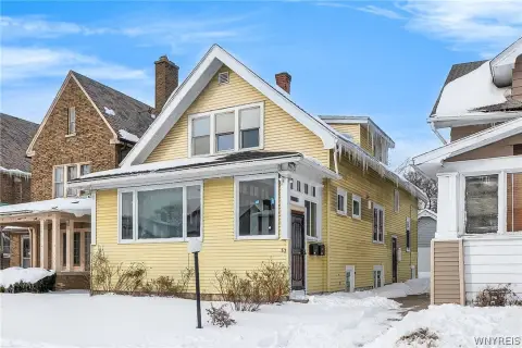 Multifamily Home in Hamlin Park