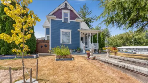Victorian Duplex With Apartment