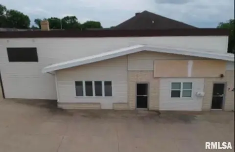 Downtown Lacon Commercial Building For Sale