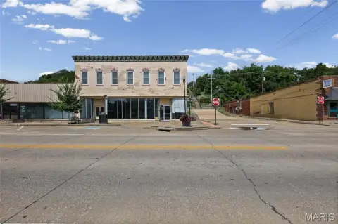 Open-Plan Storefront Space