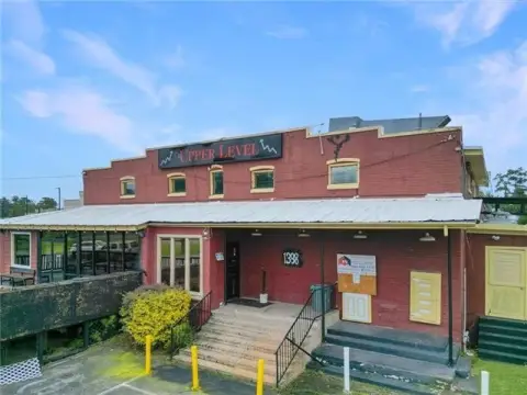 Historic Icehouse Restaurant & Lounge