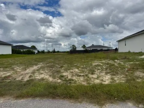 Residential Land in Cape Coral