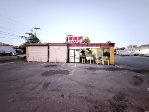 Convenience Store with Commercial Kitchen