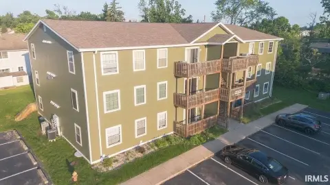 Apartment Building in Convenient Location