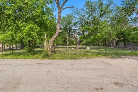 Residential Land in Dallas, TX