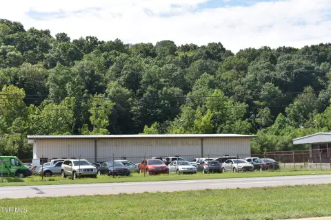 Kingsport Warehouse on High-Traffic Corridor