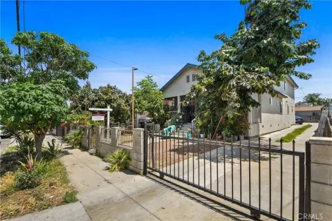 Duplex With Gated Entrance