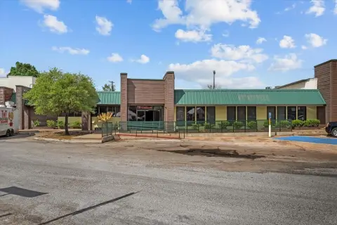 Versatile Commercial Building in Diboll