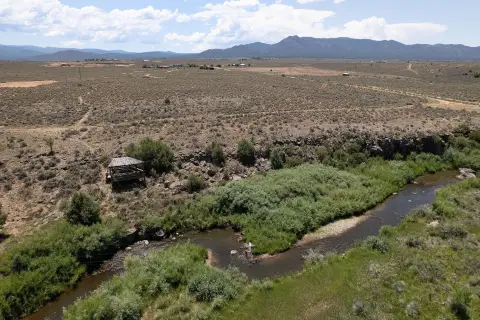 Ranchos de Taos Land