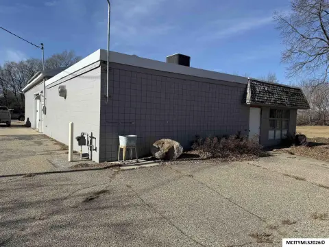 Mason City Commercial Shop Space