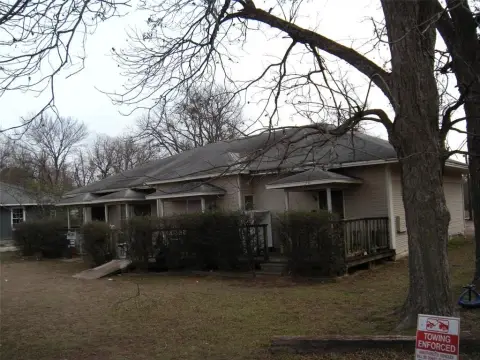 Paris, TX Apartment Buildings