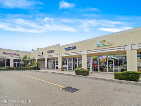 Retail Space in Shopping Plaza