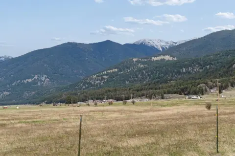 Border-Adjacent Acreage Parcel