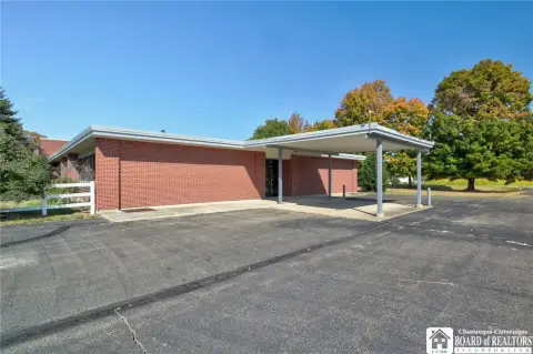 Versatile Commercial Space on High-Traffic Road