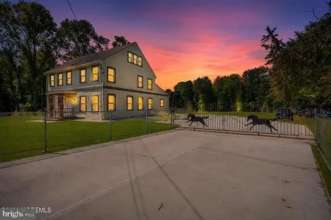 Pemberton Farmhouse on 15 Acres