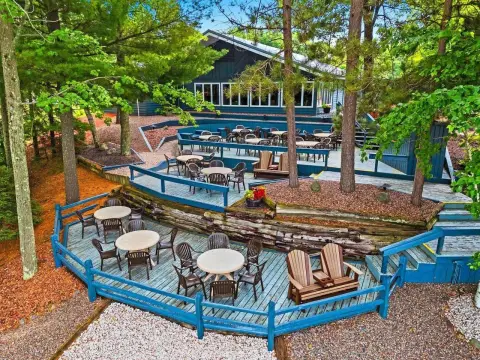 Lakefront Restaurant With Residence