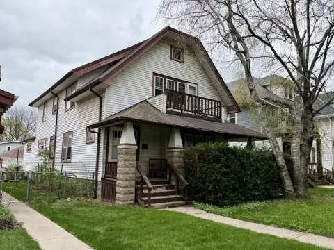 Well-Maintained Duplex in Milwaukee