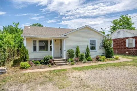 Retail/Office Space in Van Buren