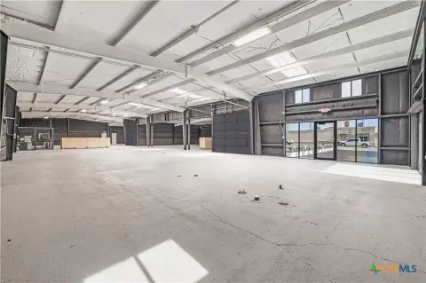 8-Bay Flex Space